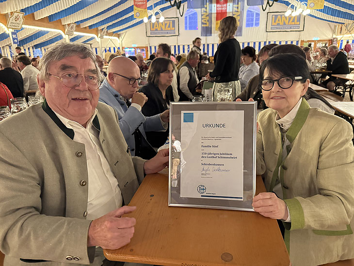 150 Jahre  Schimmelwirt, hierfür gab es fürMartha Stief und Josef Plöckl und von DEGOGA Bayern Präsidentin eine Urkunde im Lanzl Festzelt auf dem Schrobenhausener Volksfest (©Foto: Martin Schmitz)